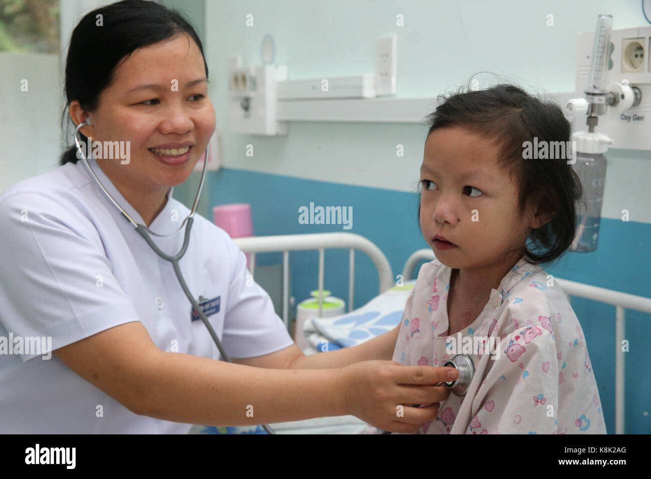 Das Herzinstitut bieten qualitativ hochwertige Pflege für vietnamesische Patienten an Herzerkrankungen leiden. Arzt hören auf das Herz junger Mädchen. ho Chi minh Stadt. vietnam. Stockfoto