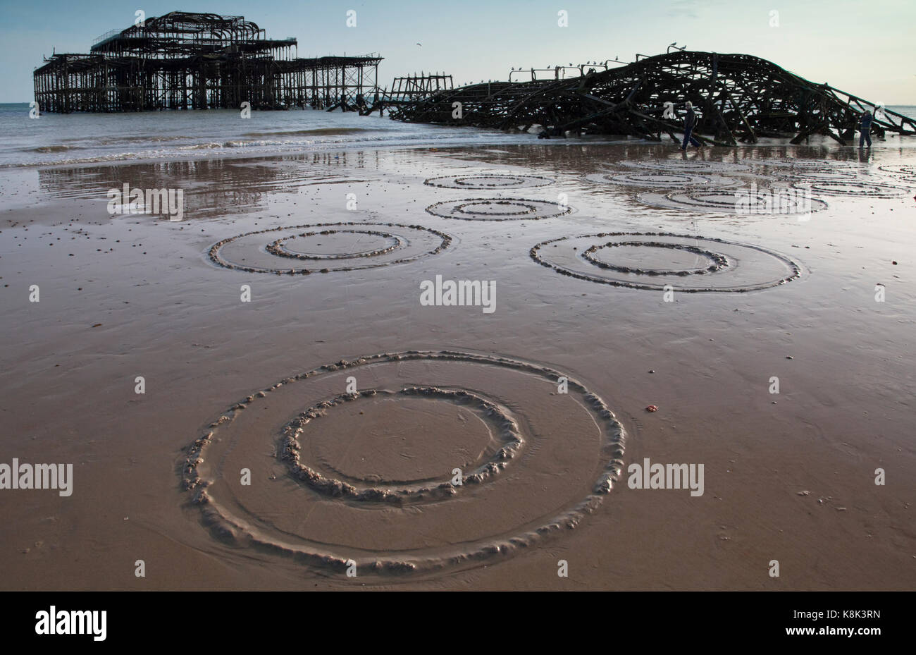 Muster in den Sand gezeichnet, in der Nähe von Brighton West Pier Stockfoto