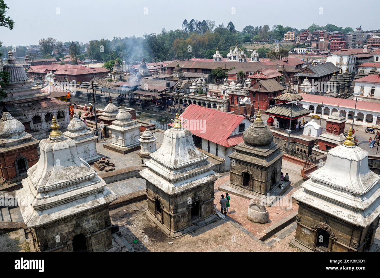 Kathmandu, Nepal - April 15, 2016: Pashupatinath dient als Sitz der nationalen Gottheit, Herrn Pashupatinath. Es ist auch der Ort der Einäscherung cerem Stockfoto