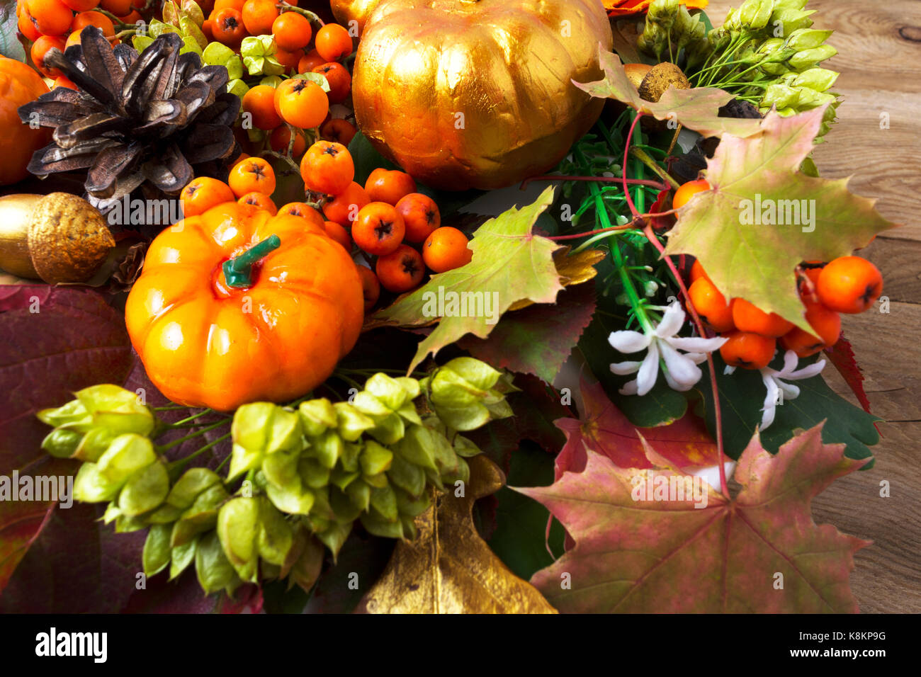 Herbst Symbole Kürbisse und Blätter im Herbst auf der alten Holztisch, Ansicht von oben. Danksagung Hintergrund mit Beeren und Zapfen Kranz Stockfoto