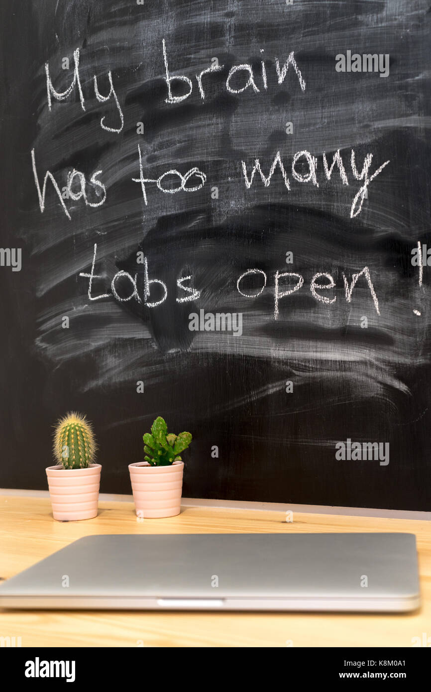 Arbeitsplatz, Studie, Zimmer mit Tisch und Tafel geschrieben Stockfoto
