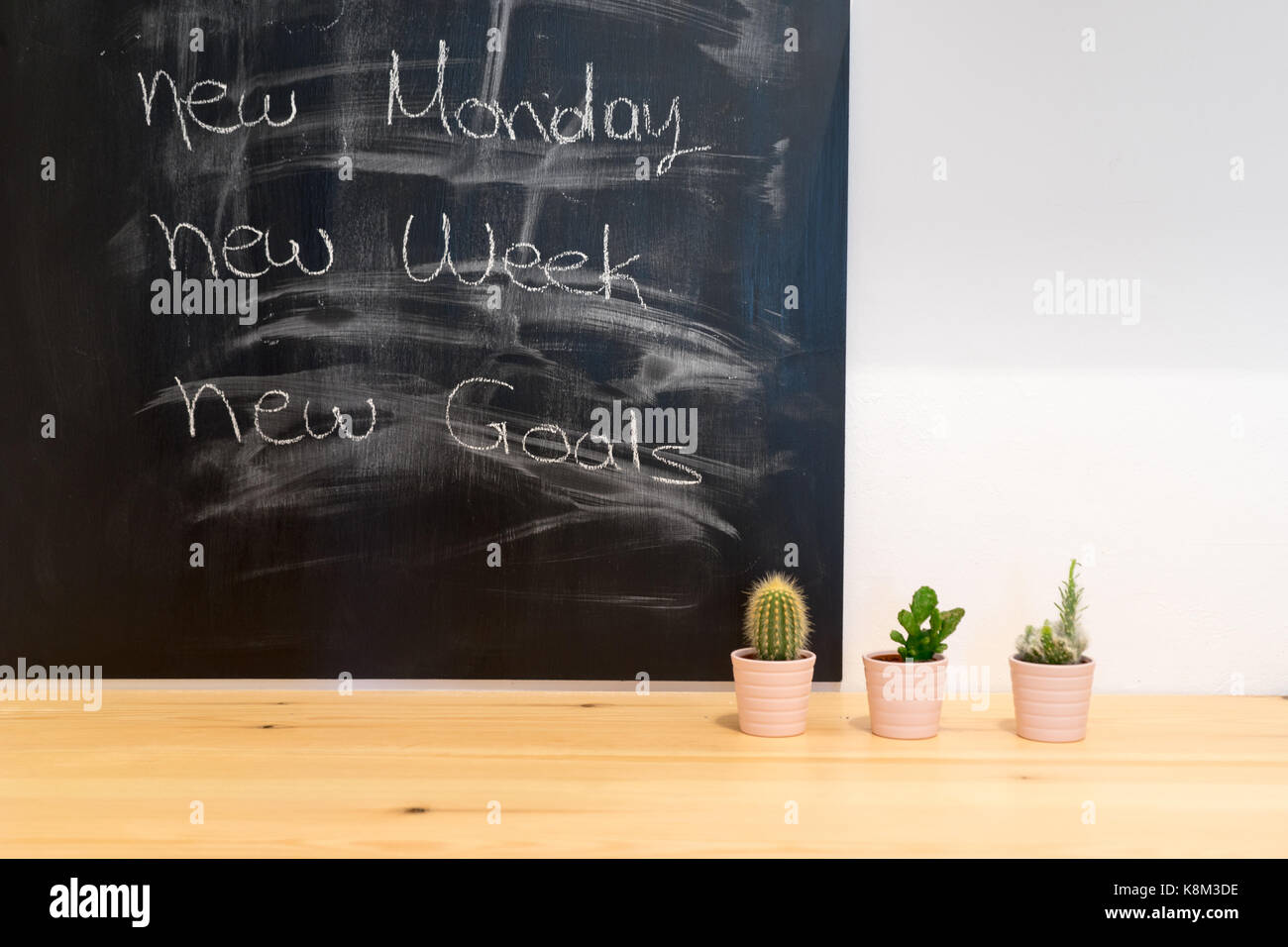 Arbeitsplatz, Arbeitszimmer mit Tisch und Tafel geschrieben, Konzept, sich Ziele zu setzen. Stockfoto