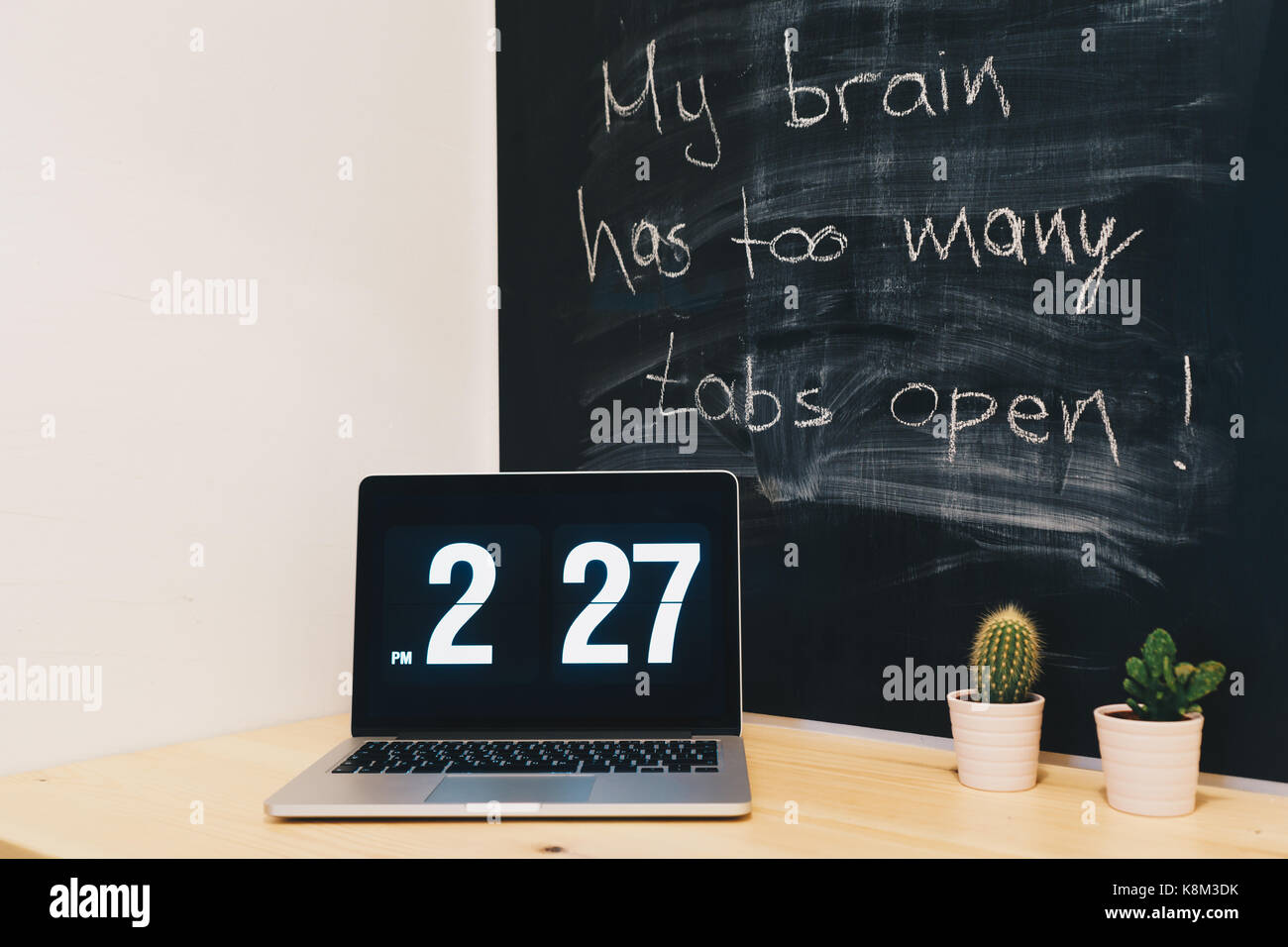 Arbeitsplatz, Studie, Zimmer mit Tisch und Tafel geschrieben Stockfoto