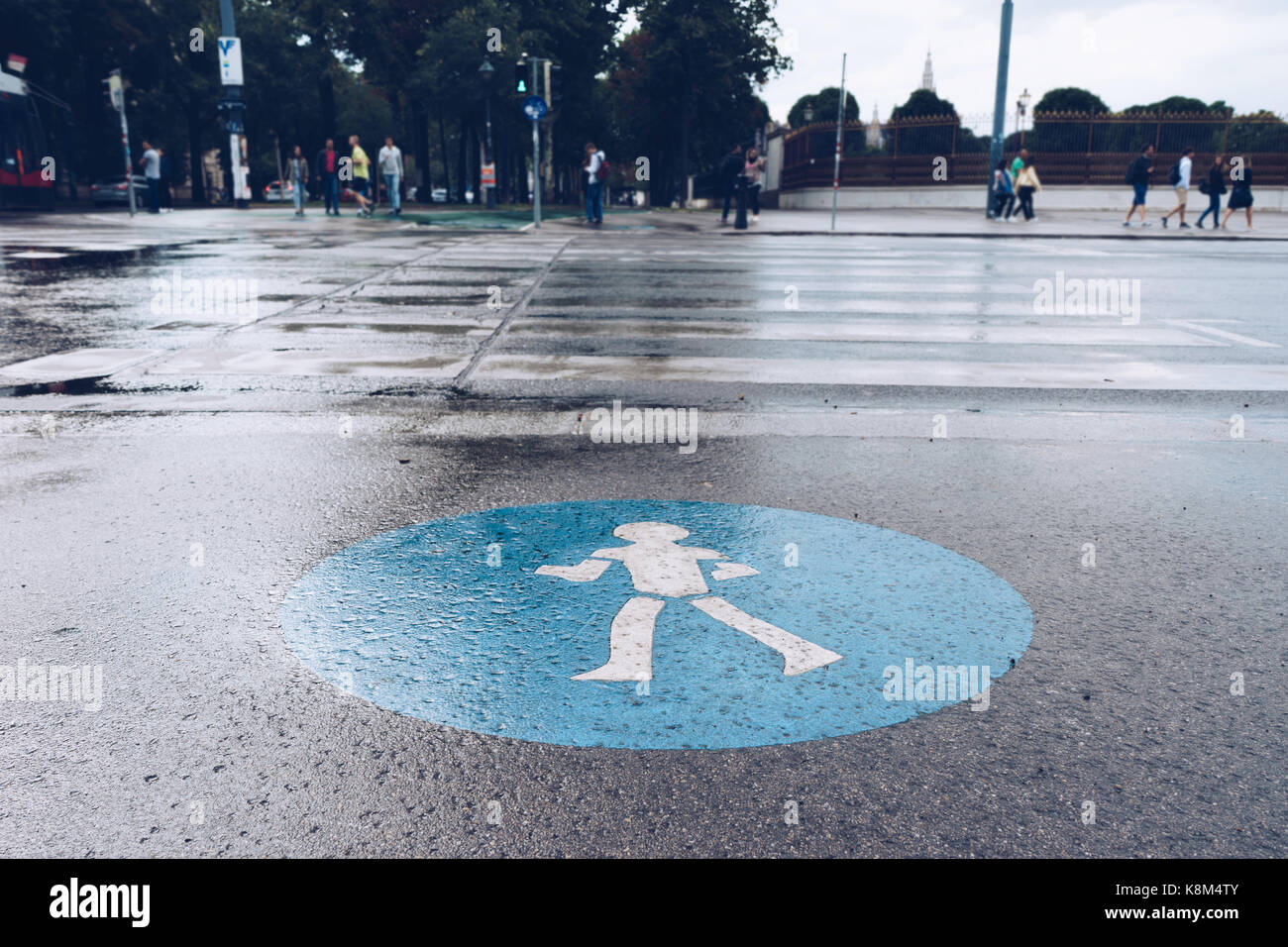 Juli 2017, ÖSTERREICH, WIEN: Fußgänger über die Straße, Wien, Österreich Stockfoto