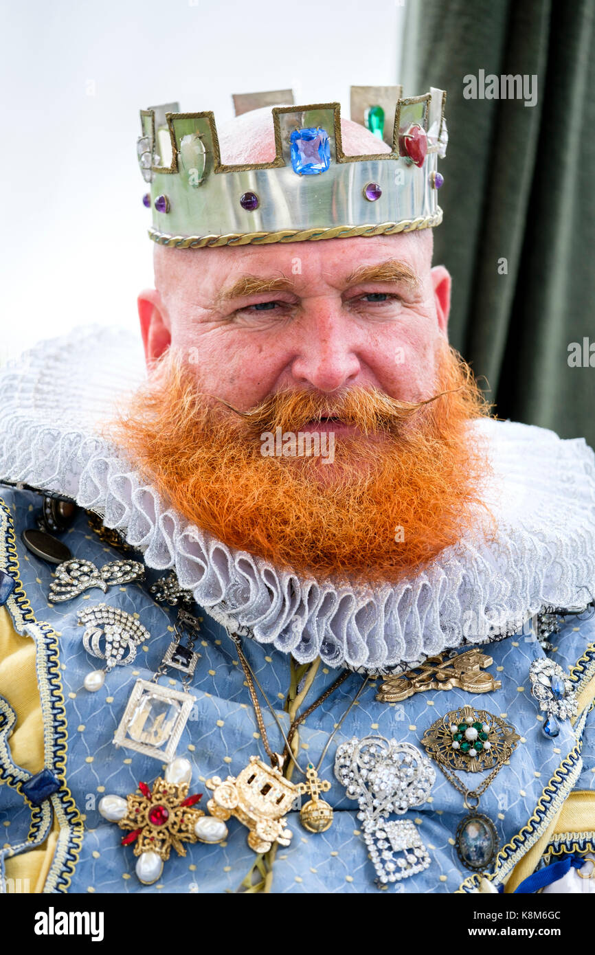 Mann re-Enactor als König während der Renaissance Festival in Oxford, Ontario, Kanada gekleidet. Stockfoto