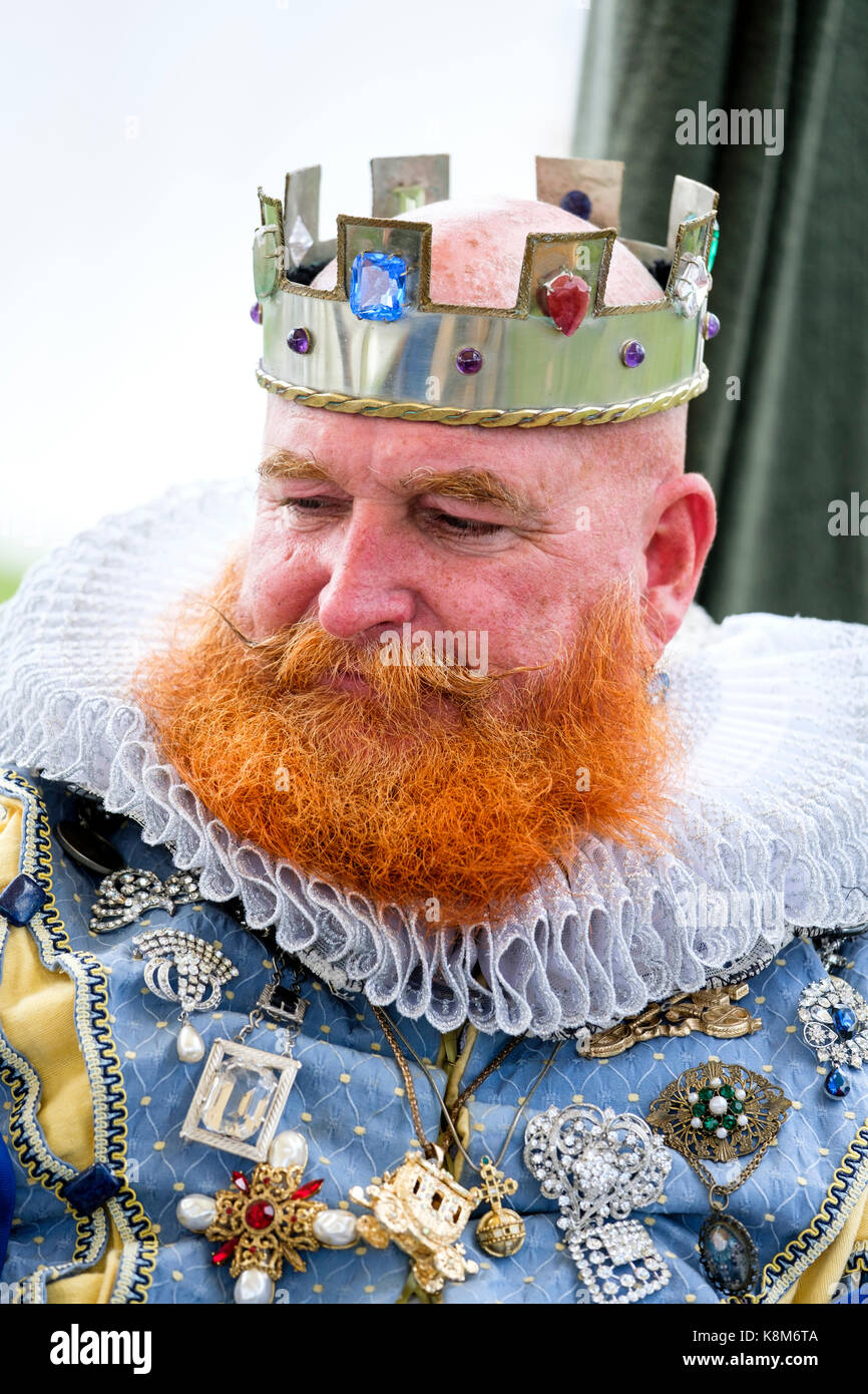 Mann re-Enactor als König während der Renaissance Festival in Oxford, Ontario, Kanada gekleidet. Stockfoto