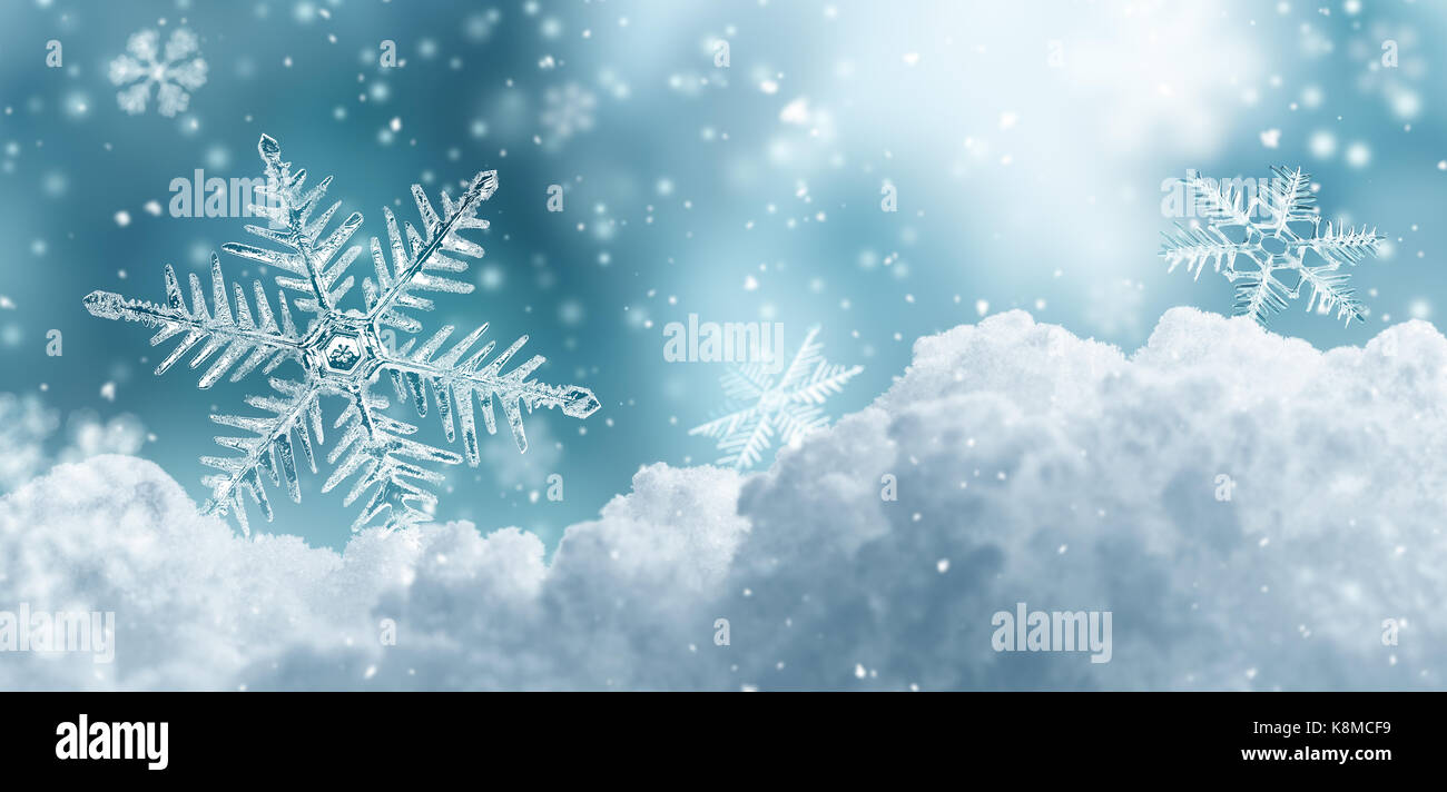 Makro von Schneeflocke auf Schnee Hintergrund Stockfoto