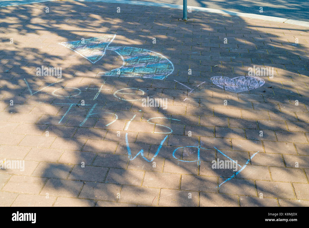 Kreide schreiben auf bürgersteig Förderung der Ja Stimmen, die auf die Ehe equalty in Australien' Y auf diese Weise', in Wollstonecraft Bahnhof Stockfoto