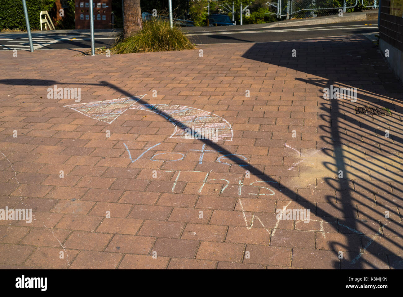 Kreide schreiben auf bürgersteig Förderung der Ja Stimmen, die auf die Ehe equalty in Australien' Y auf diese Weise', in Wollstonecraft Bahnhof Stockfoto