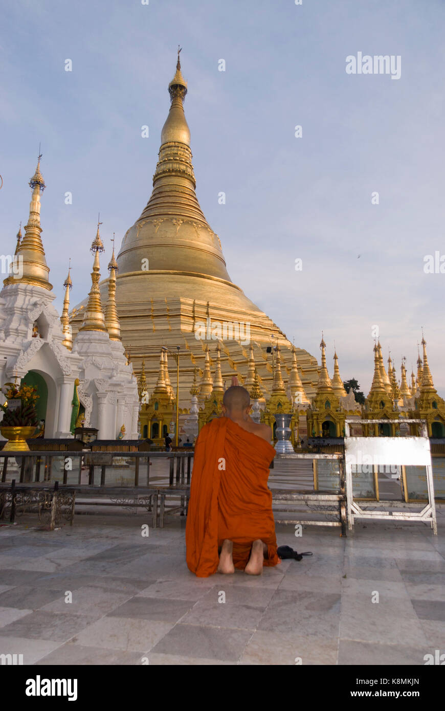 Der theravada-buddhistischen Mönch in orange Robe beten an der Shwedagon Pagode, Yangon, Myanmar, Myanmar, Südostasien Stockfoto