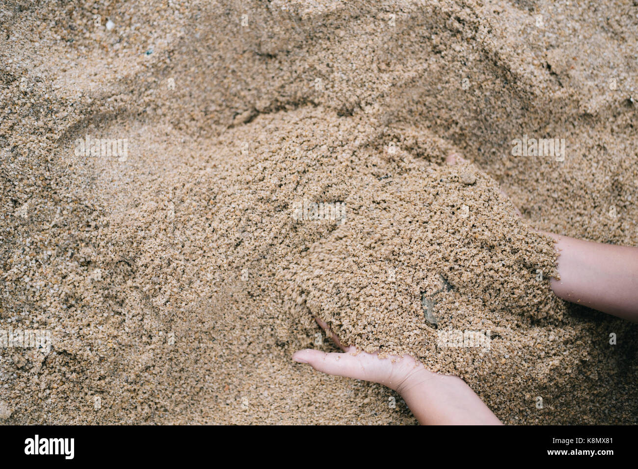 Kid spielen Sand mit Hand (selektive Fokus). kids Wachstum developmant, Kinder, kids Konzept Hygiene Stockfoto