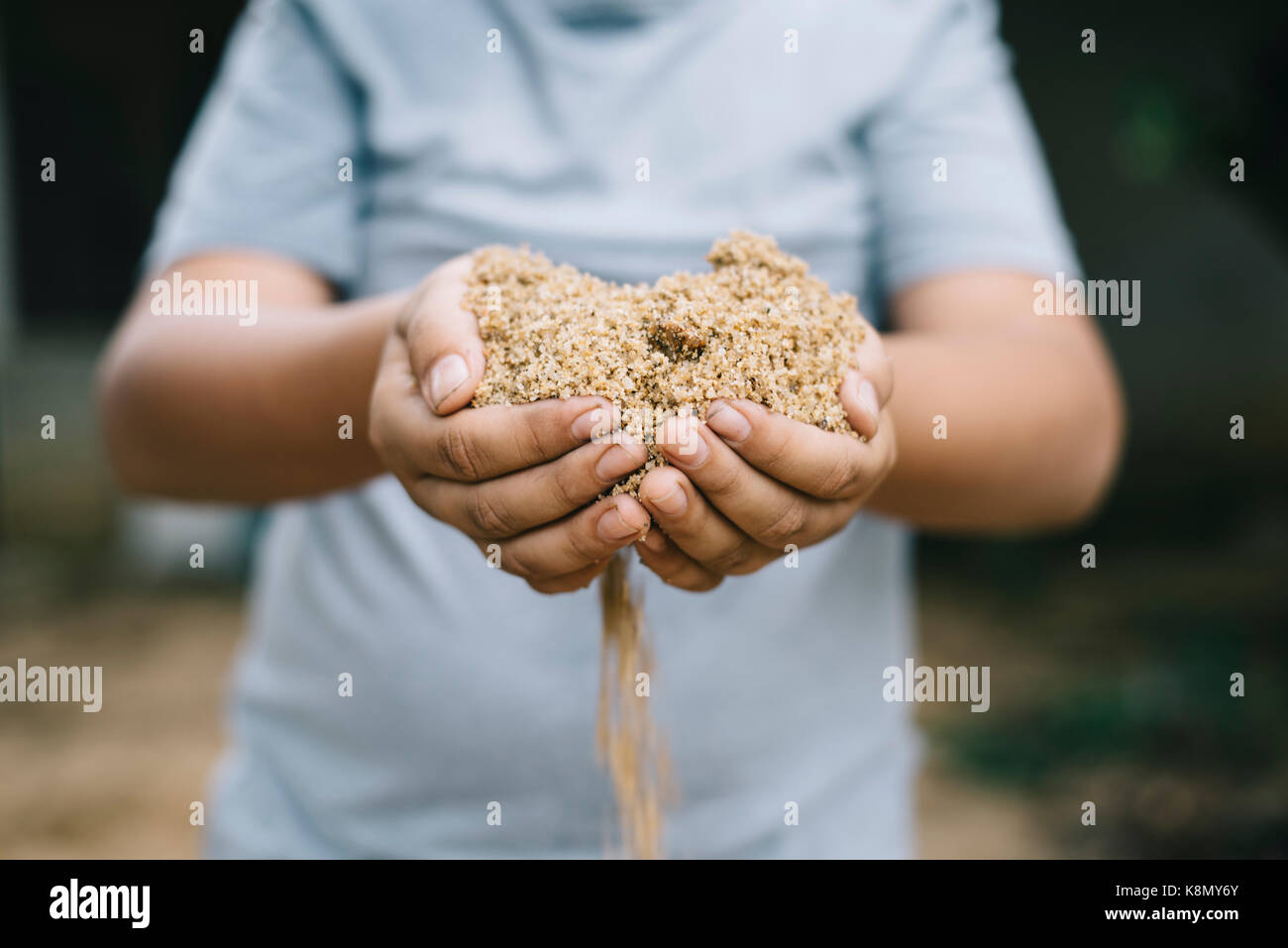 Kid zeigt eine Sand mit Hand (selektive Fokus). kids Wachstum developmant, Kinder, kids Hygienekonzept Stockfoto