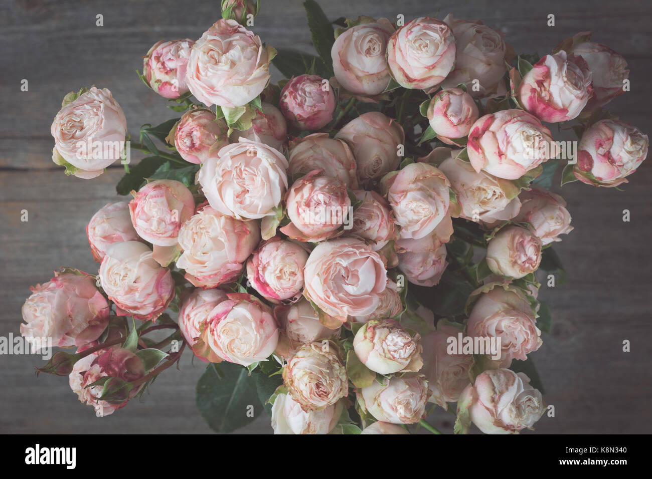 Hochzeit Blumenstrauß aus Rosen retro Style. Detailansicht, getönten Bild, selektiver Fokus Stockfoto