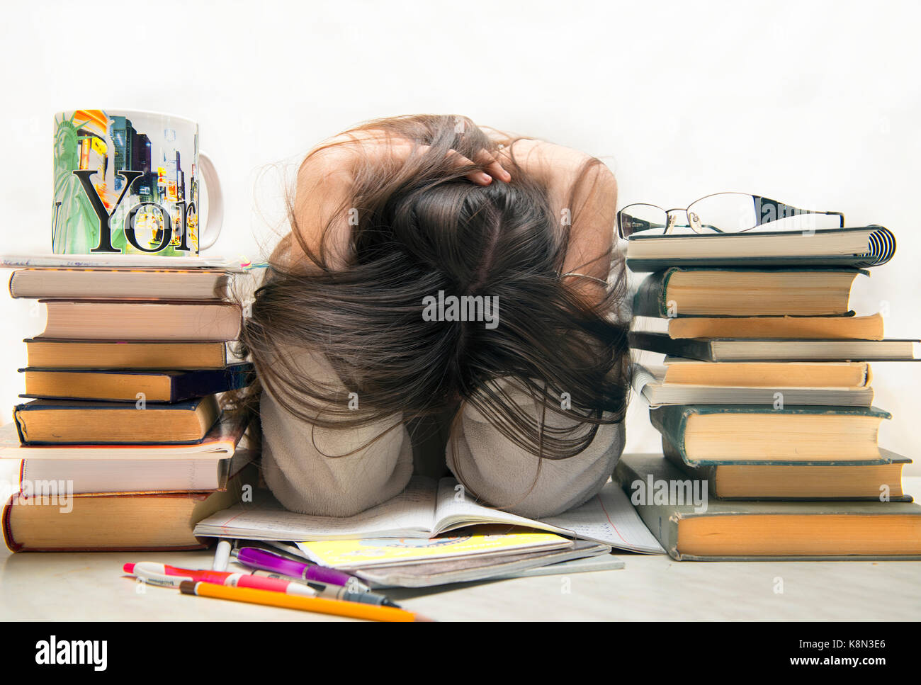 Menschen, Bildung, Sitzung, Prüfungen und Schule Konzept - müde Schüler Mädchen oder Junge Frau mit Bücher schlafen Stockfoto