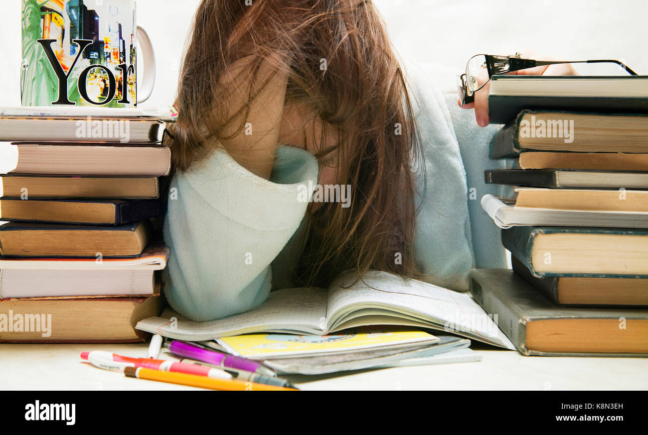 Menschen, Bildung, Sitzung, Prüfungen und Schule Konzept - müde Schüler Mädchen oder Junge Frau mit Bücher schlafen. In der Nacht vor der Prüfung Stockfoto