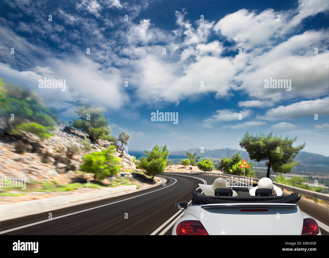 Kurvenreiche Straße auf dem Hintergrund der griechischen Berge. Bewegungsunschärfe Stockfoto