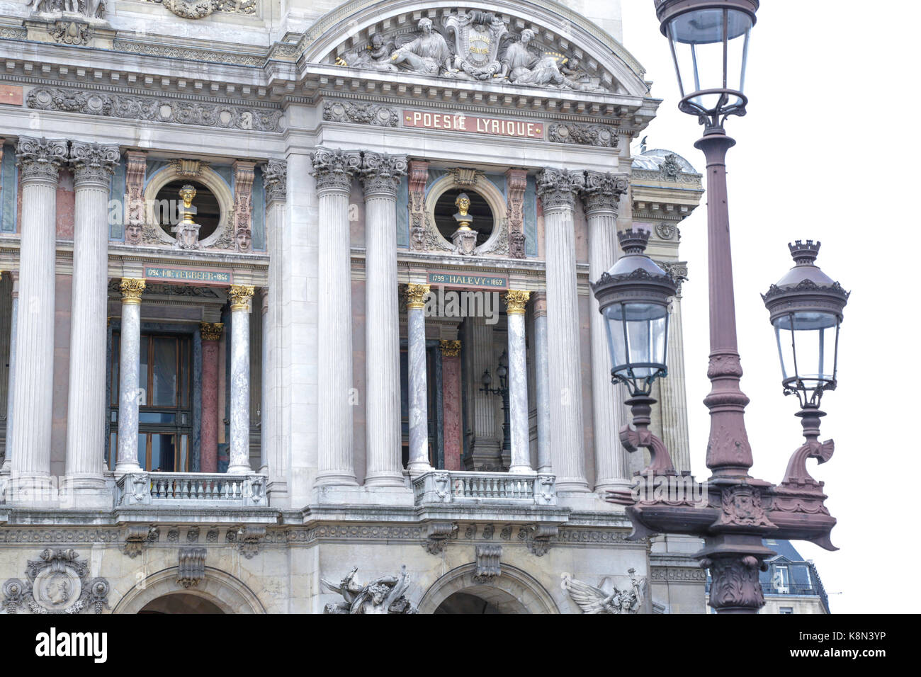 Paris, Frankreich: Music academy Opera Garnier und Cafe de la Paix, die von typischen Haussmann Apartments im Central District von Paris umgeben Stockfoto