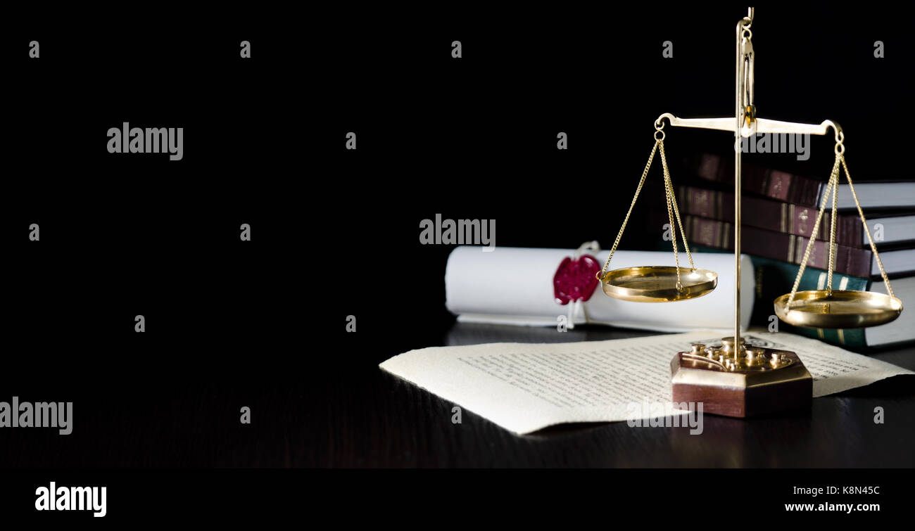Waage im Gerichtssaal. Rechtssystem Gerechtigkeit Konzept Web Banner Panoramablick Hintergrund mit Kopie Raum Stockfoto