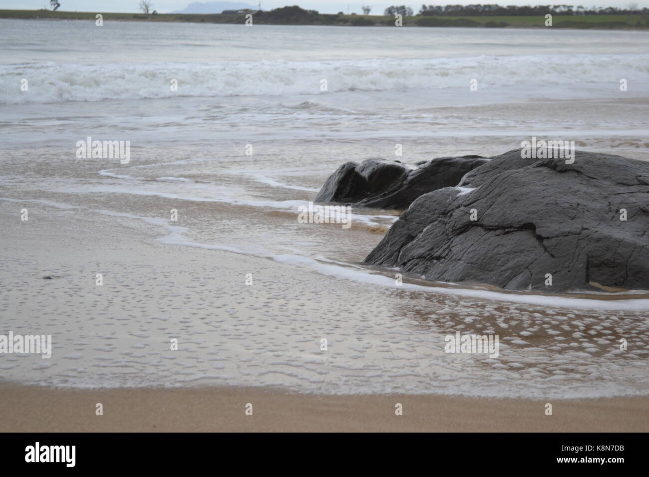 Tide rolling in Wineglass Bay Strand Stockfoto