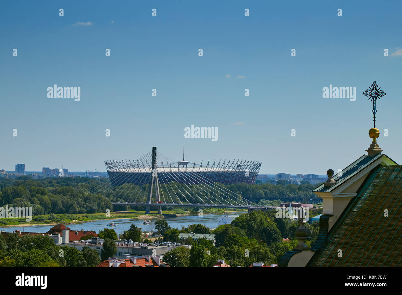 Panorama von Warschau mit Blick auf die Fußball-Stadion und Schrägseilbrücke Stockfoto