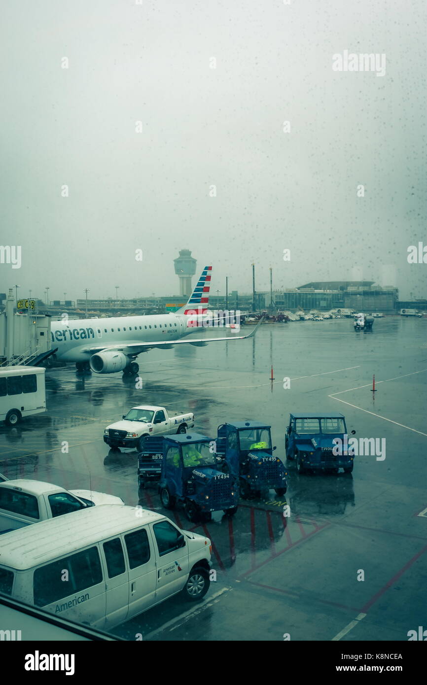 New York, Vereinigte Staaten - 30 September, 2016: Blick von LaGuardia Asphalt an einem regnerischen Tag im Flughafen Terminal. Stockfoto