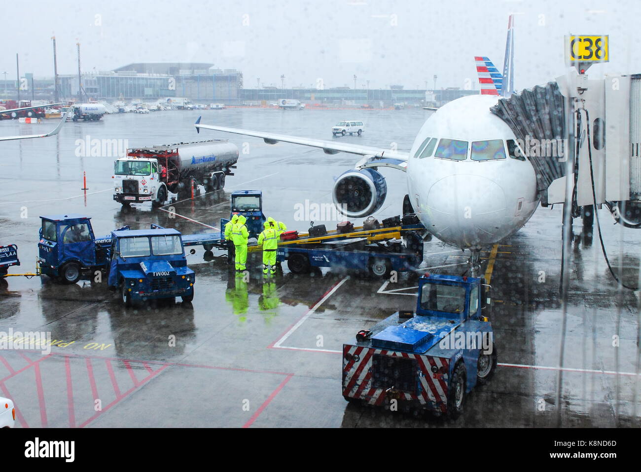 New York, USA - 30. September 2016: Airport Ground Crew handling Gepäck an einem regnerischen Tag in LaGuardia Airport Vorbereitung für den Flug. Stockfoto