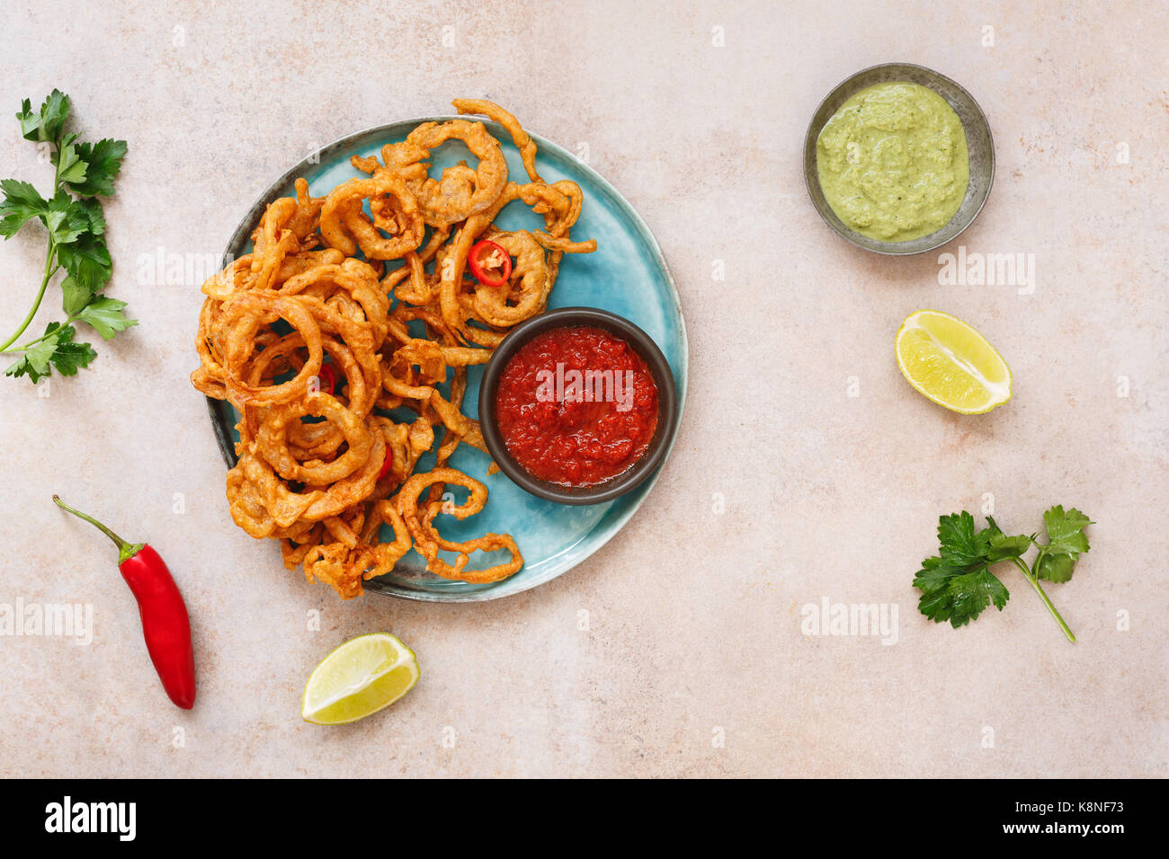 Zwiebel und Chili bhajis serviert mit indischen roten Chili, Knoblauch und Minze dip. Ansicht von oben, leeren Raum Stockfoto