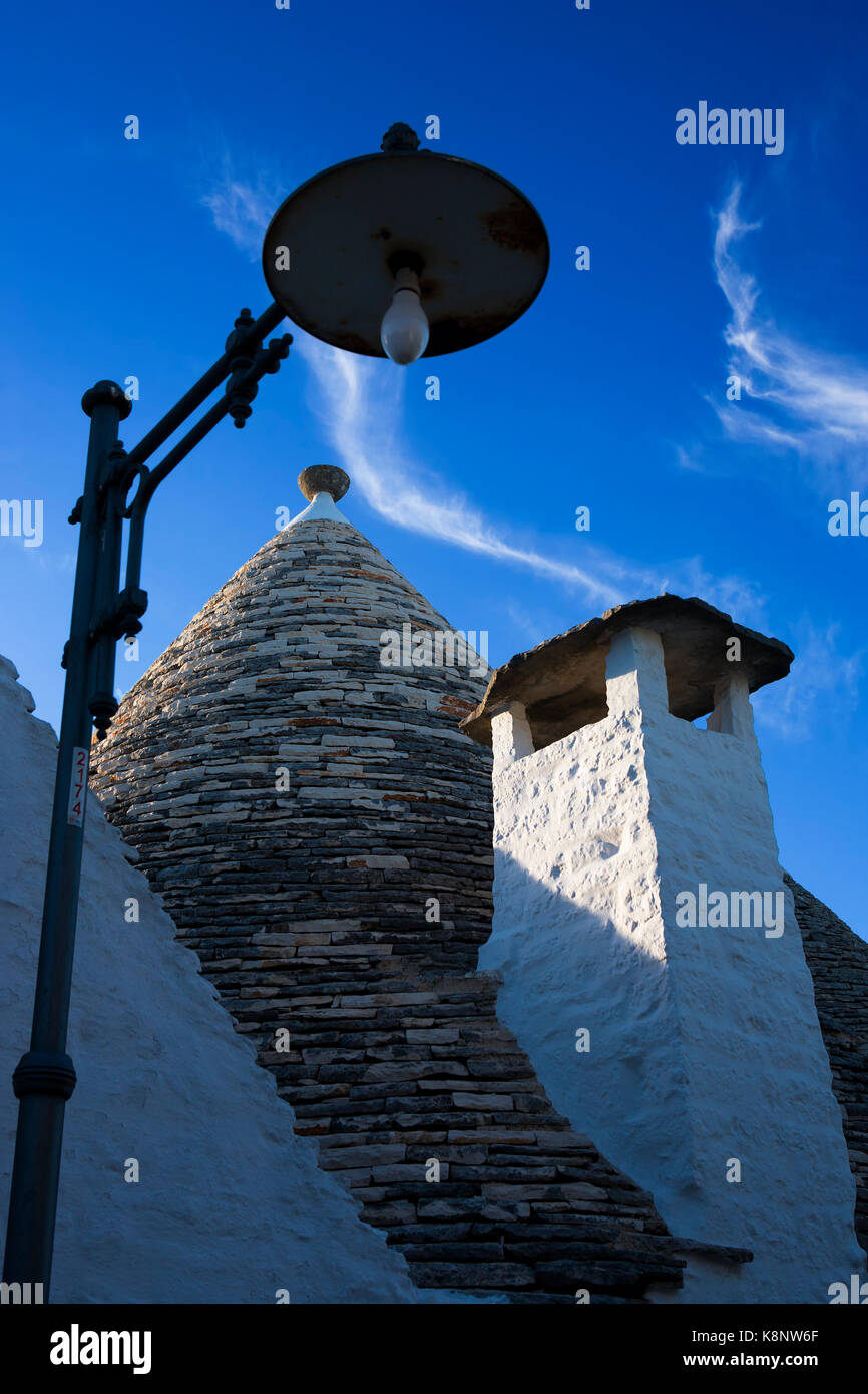 Trullo Dach und Lampe - Post auf Via Monte Nero, Rione Monti, Alberobello, Apulien, Italien Stockfoto