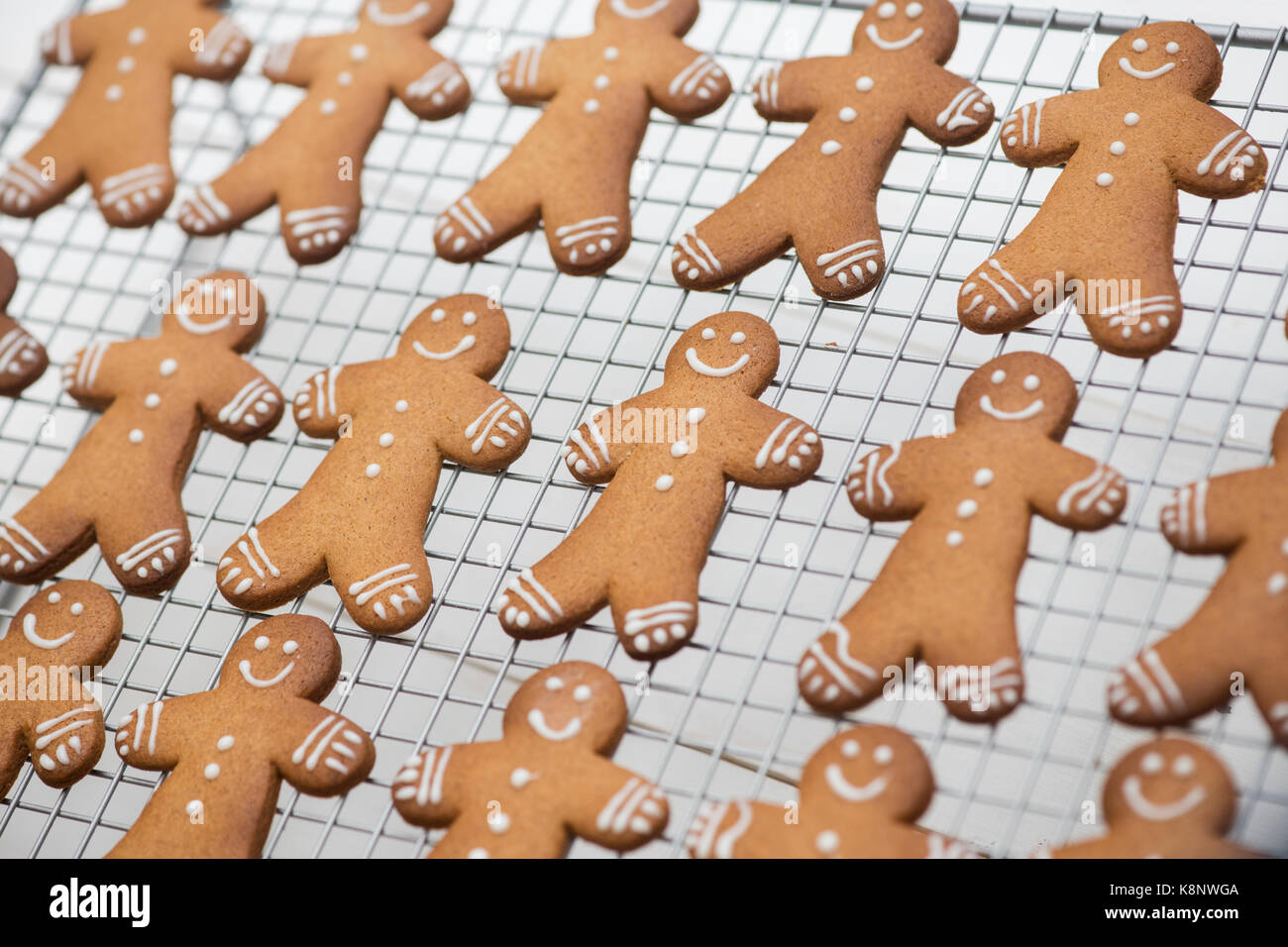 Lebkuchen Männer auf einem Draht Rack-Kühlung Stockfoto