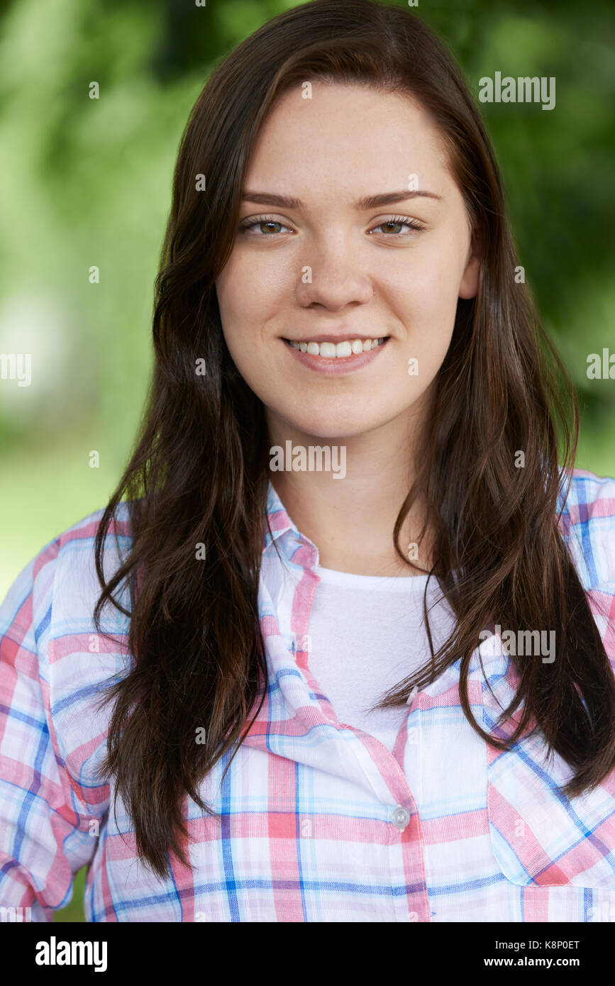 Outdoor Portrait von Teenage Mädchen im Park Stockfoto