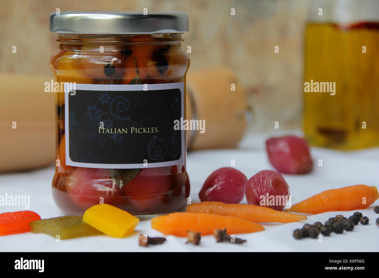 Italienische Pickles bestehen aus Gurke, Karotte, Schalotte, Nelken und Pfeffer Stockfoto