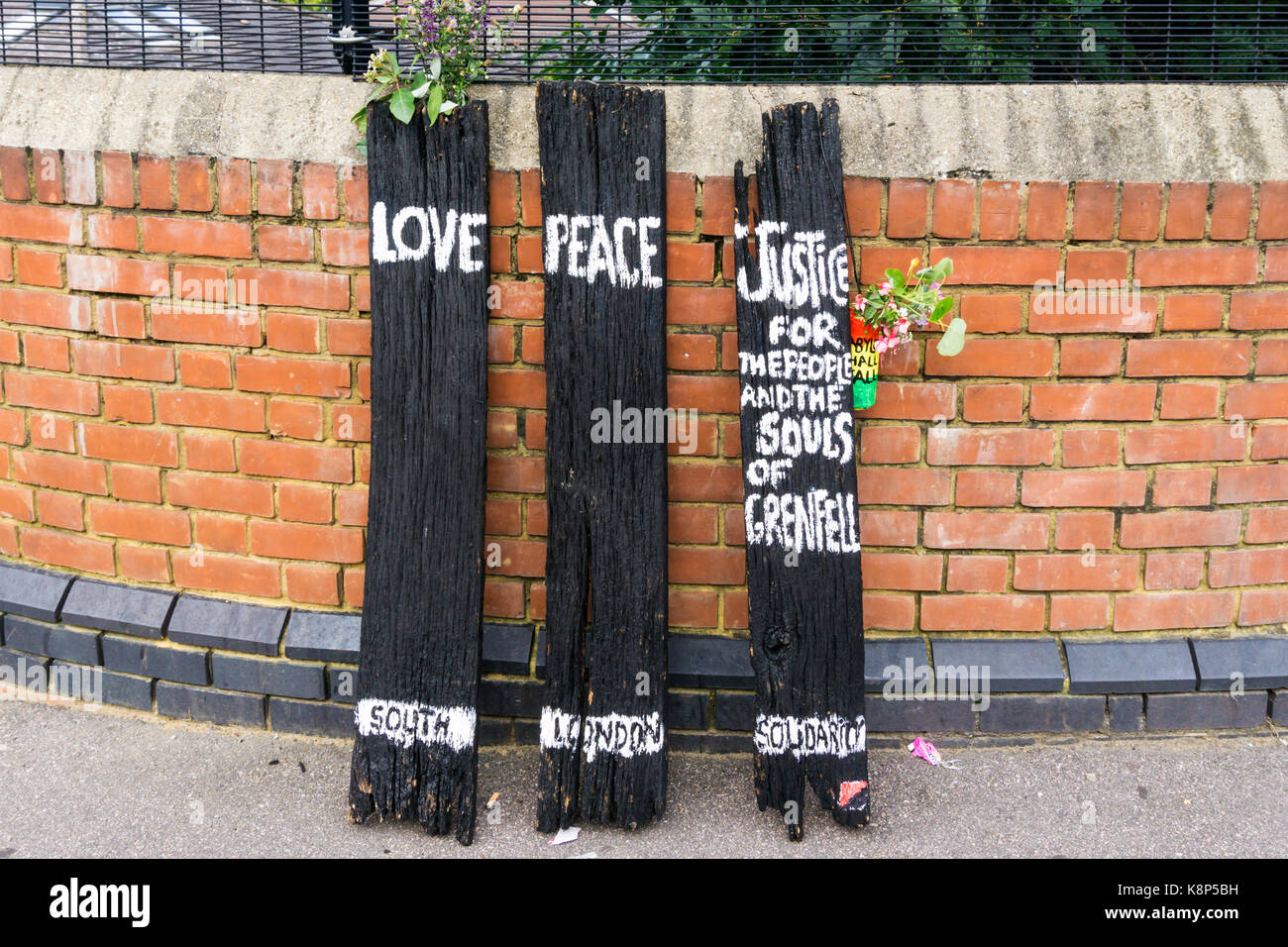 Ein Zeichen in Crystal Palace ist Ausdruck der Solidarität mit den Menschen von Grenfell Turm im Feuer der Juni 2017 beteiligt Stockfoto