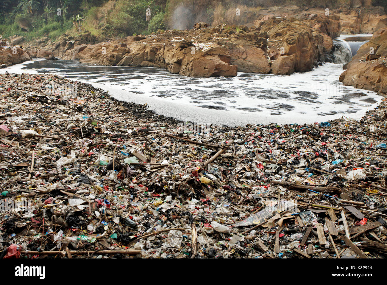 (170920) - Bandung (Indonesien), Sept. 20, 2017 (Xinhua) - Foto auf Sept. 20, 2017 zeigt die Wasserverschmutzung an Citarum Fluss in Bandung, West Java, Indonesien. (Xinhua / Banyu Biru) (SRB) Stockfoto