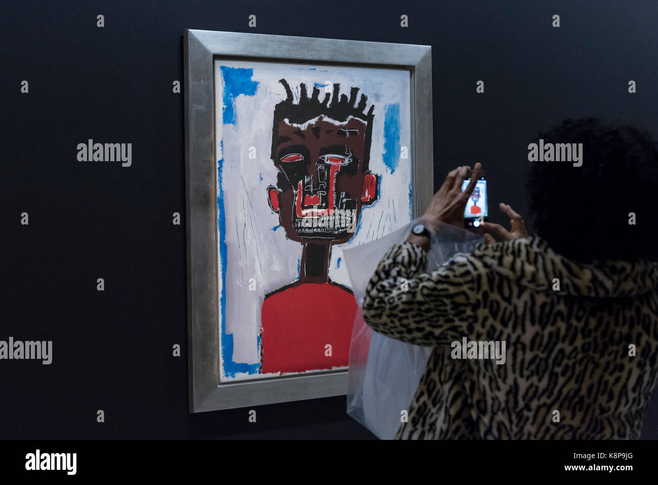 London, Großbritannien. 20. September 2017. Der Besucher Fotos elf-Portrait", 1984, von Jean-Michel Basquiat. Vorschau von "Basquiat: Boom für Echten', der ersten großen Ausstellung in Großbritannien der Arbeit des amerikanischen Künstlers Jean-Michel Basquiat (1960-1988) in der Barbican Art Gallery, 21. September-28 Januar 2018. Credit: Stephen Chung/Alamy leben Nachrichten Stockfoto