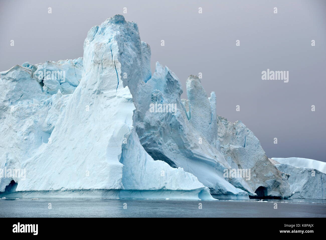 Eisberge im Fjord in der Nähe von Ilulissat an der Westküste Grönlands. Die eisberge können 100 Meter über dem Wasserspiegel zu erreichen und sind rund 65 Kilometer entfernt auf der Kangia Gletscher gebildet. Dieses ist, wie 40 Millionen Tonnen Eis in den Fjord, die von der UNESCO als Weltnaturerbe seit 2004 eingestuft wurde. Genommen 22.08.2017. Foto: Karlheinz Schindler/dpa-Zentralbild/ZB | Verwendung weltweit Stockfoto