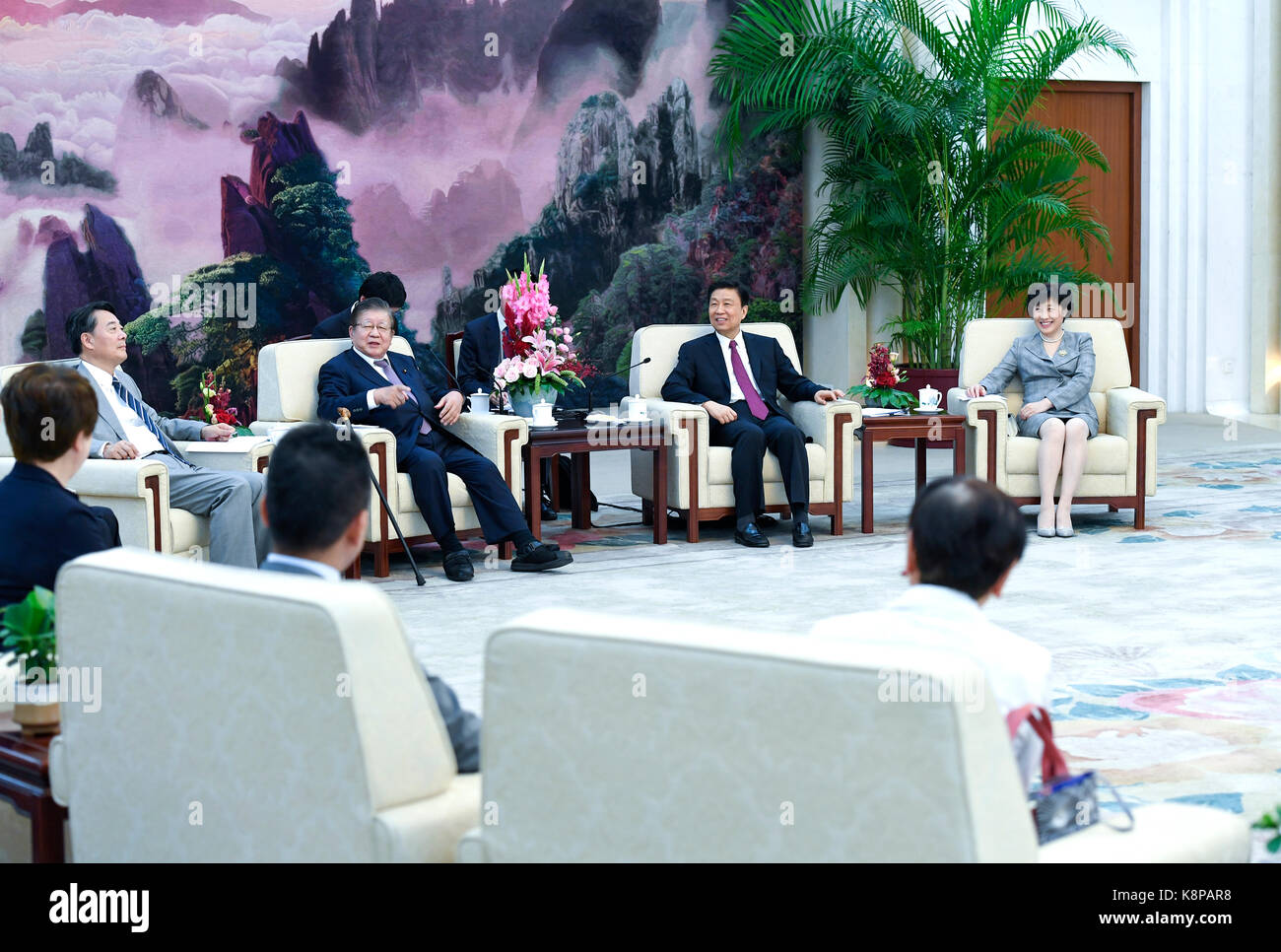 Peking, China. 20 Sep, 2017. Chinesische Vizepräsident Li Yuanchao trifft sich mit einer Delegation aus Japan die Politiker der Demokratischen Partei von Takahiro Yokomichi, ehemaliger Sprecher des Abgeordnetenhauses von Japan, in Peking, der Hauptstadt von China, Sept. 20, 2017. Credit: Zhang Ling/Xinhua/Alamy leben Nachrichten Stockfoto