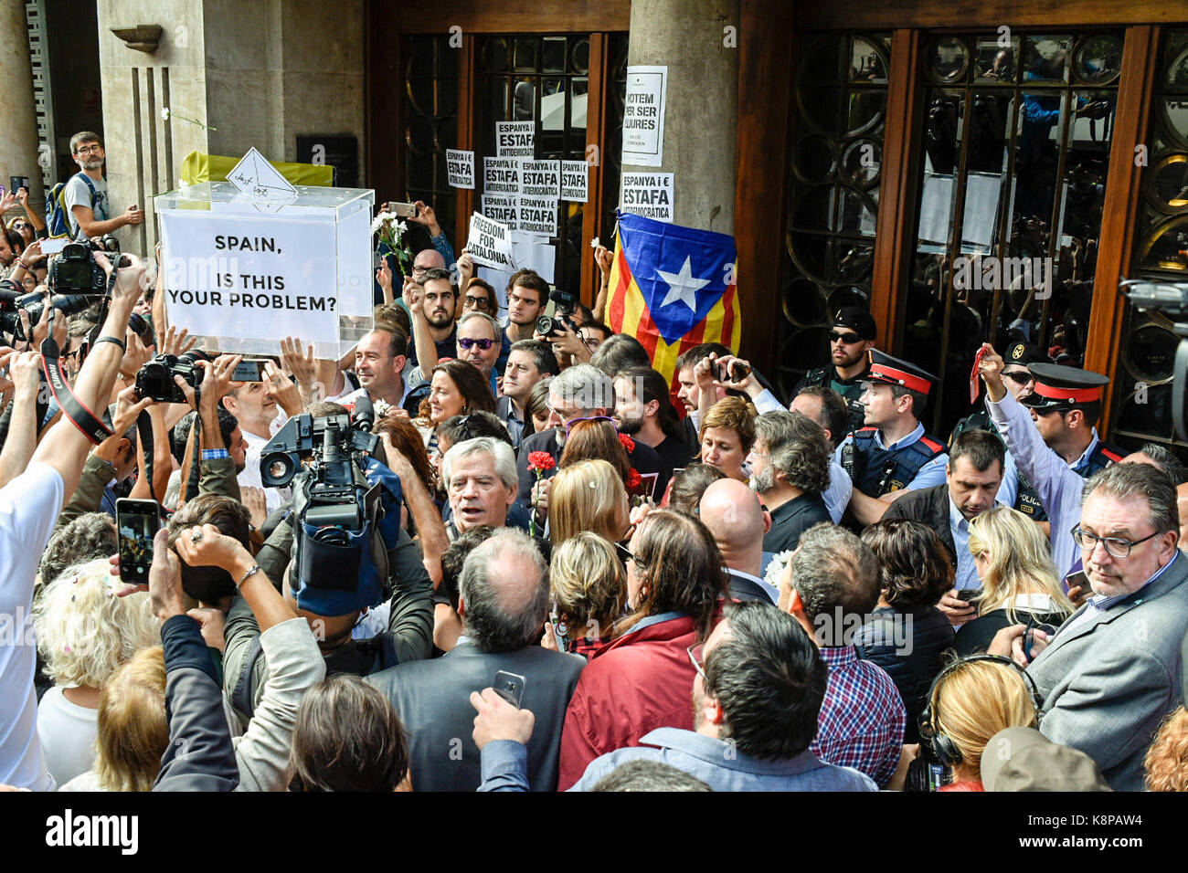 20-09-2017 Guardia Civil Offiziere reisten früh am Vormittag auf der HQ von Katalonien das Finanzministerium in Barcelona Rambla. Funke massive Proteste gegen die Inhaftierung von katalanischen Beamte Stockfoto