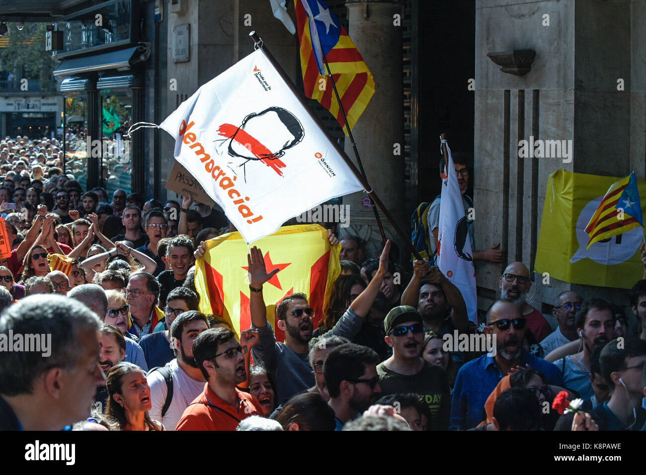 20-09-2017 Guardia Civil Offiziere reisten früh am Vormittag auf der HQ von Katalonien das Finanzministerium in Barcelona Rambla. Funke massive Proteste gegen die Inhaftierung von katalanischen Beamte Stockfoto