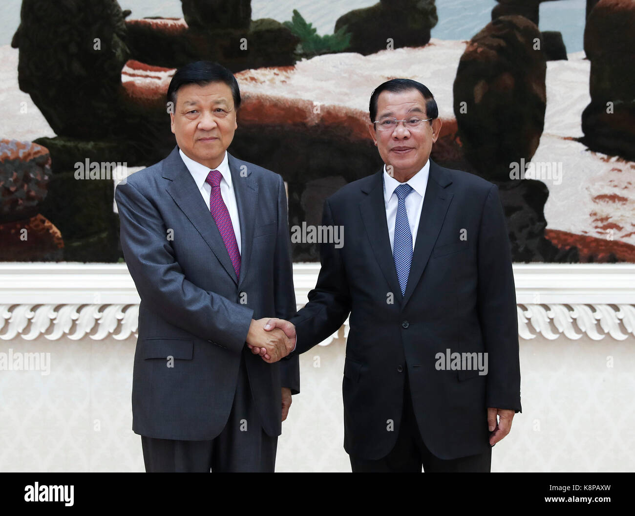 Phnom Penh, Kambodscha. 20 Sep, 2017. Liu Yunshan (L), Mitglied des Ständigen Ausschusses des Politbüros der Kommunistischen Partei Chinas Zentralausschuss, trifft sich mit kambodschanischen Premierminister Samdech Hun Sen, Techo auch Präsident der Kambodschanischen Volkspartei in Phnom Penh, Kambodscha, Sept. 20, 2017. Credit: Pang Xinglei/Xinhua/Alamy leben Nachrichten Stockfoto