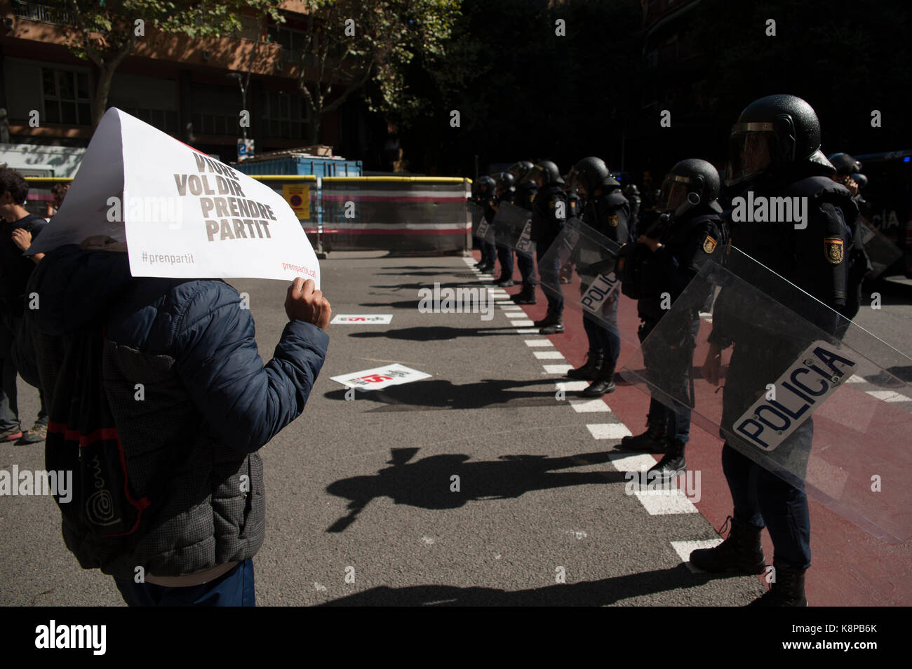 Barcelona, Spanien. September 2017. Manager vor dem Hauptquartier des CUP "katalanische Unabhängigkeitspartei" versammelt warten Mitglieder der nationalen Politik beginnen, sie zu vertreiben, um Zugang zu seinem Inneren zu gewinnen. Bis jetzt gibt es 14 Häftlinge und Aufzeichnungen in den Ministerien für Wirtschaft, Außenwirtschaft, Sozialhilfe und Regierungsführung zusätzlich zu der Firma Indra, die für die Aufnahme der Bediensteten der Generalitat zuständig ist. Quelle: Charlie Perez/Alamy Live News Stockfoto