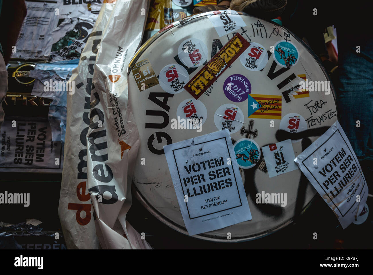 Barcelona, Spanien. 20 Sep, 2017. Das Reserverad der Guardia Civil Polizei Auto ist mit "pro-Referendums" Zeichen als katalanischen Separatisten Protest vor der Katalanischen Wirtschaft Ministerium als Polizeibeamte suche Büros und Verhaftungen 12 leitende Beamte im Vorfeld der geplanten Abspaltung Referendum am 1. Oktober eingerichtet. Das spanische Verfassungsgericht hat das Katalanische Referendum ausgesetzt, nachdem die zentrale Regierung hat es in den Gerichten Credit: Matthias Oesterle/Alamy Leben Nachrichten herausgefordert Stockfoto