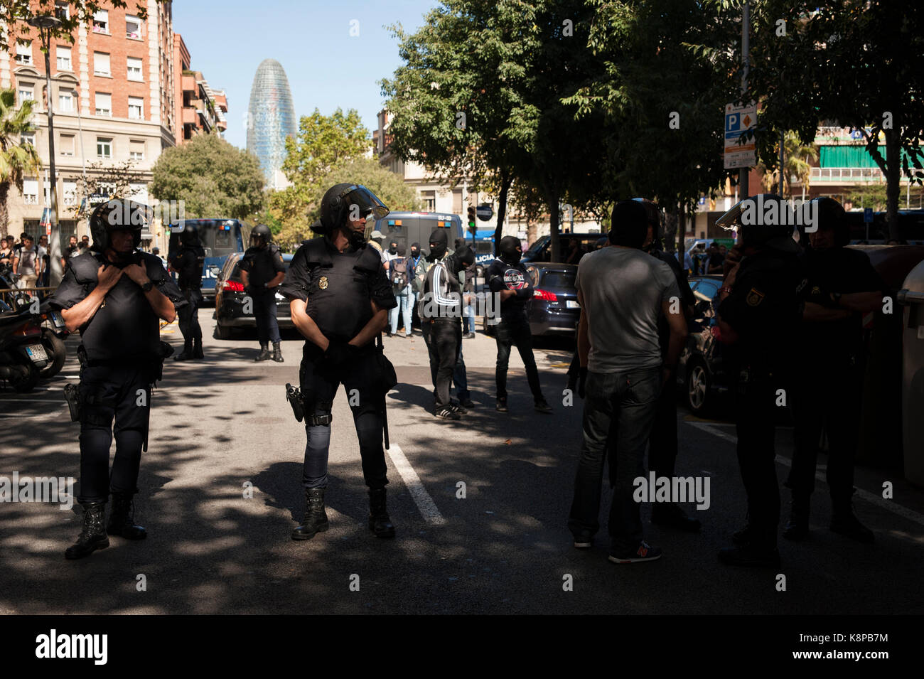 Barcelona, Spanien. September 2017. Manager vor dem Hauptquartier des CUP "katalanische Unabhängigkeitspartei" versammelt warten Mitglieder der nationalen Politik beginnen, sie zu vertreiben, um Zugang zu seinem Inneren zu gewinnen. Bis jetzt gibt es 14 Häftlinge und Aufzeichnungen in den Ministerien für Wirtschaft, Außenwirtschaft, Sozialhilfe und Regierungsführung zusätzlich zu der Firma Indra, die für die Aufnahme der Bediensteten der Generalitat zuständig ist. Quelle: Charlie Perez/Alamy Live News Stockfoto