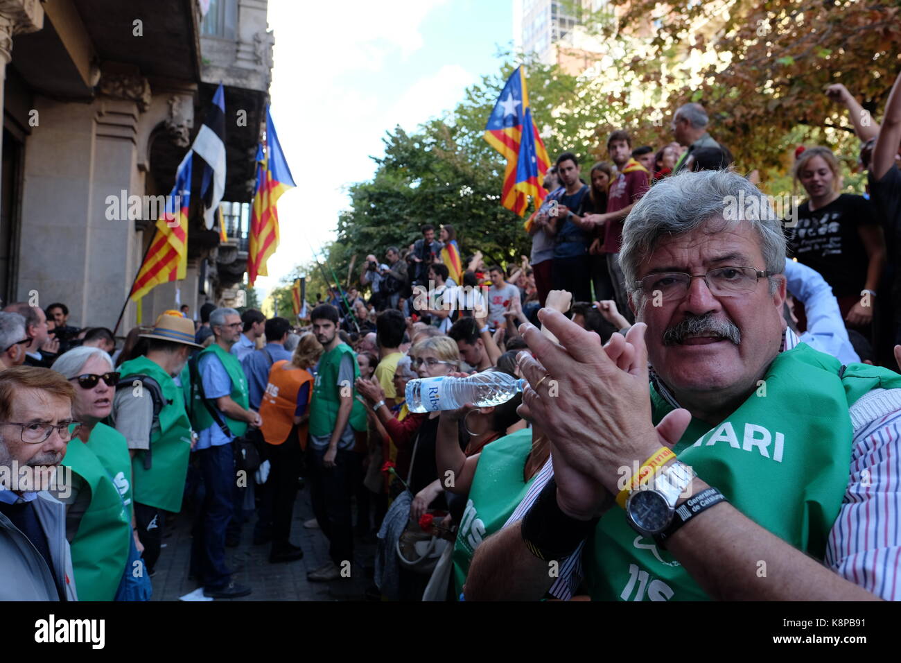 Barcelona, Spanien. 20 Sep, 2017. Die Menschen gehen auf die Straße, um gegen die Entscheidung der spanischen Regierung verhaften hohe Politiker zu demonstrieren. Tausende von Menschen sind städtischer Abgeordneter schwenkten Fahnen und Symbole der Demokratie. Credit: Victor Turek/Alamy leben Nachrichten Stockfoto