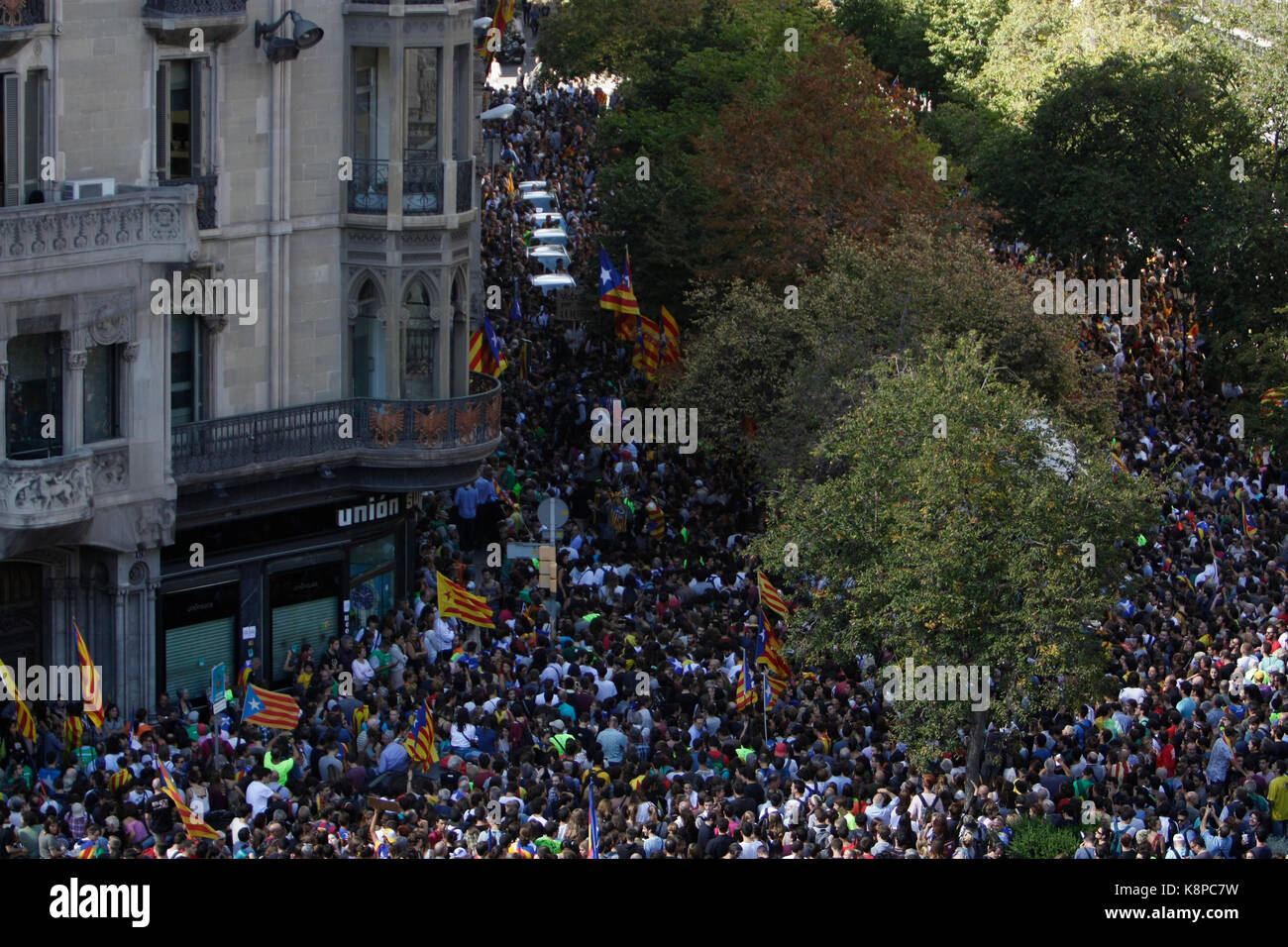 Barcelona, Spanien. . 20 Sep, 2017. BARCELONA, Katalonien, Spanien Unterstützer des Volksbegehrens im katalanischen Unabhängigkeit halten eine Demonstration vor dem Wirtschaftsrat Gebäude in der Rambla de Catalunya, nach der spanischen Guardia Civil hatte die Polizei verhaftet 14 Katalanische Beamte und plünderte regionalen Ministerien bei der Organisation einer verbotenen Unabhängigkeit abstimmen, da für den 1. Oktober 2017 beteiligt. Credit: Rich Bowen/Alamy leben Nachrichten Stockfoto