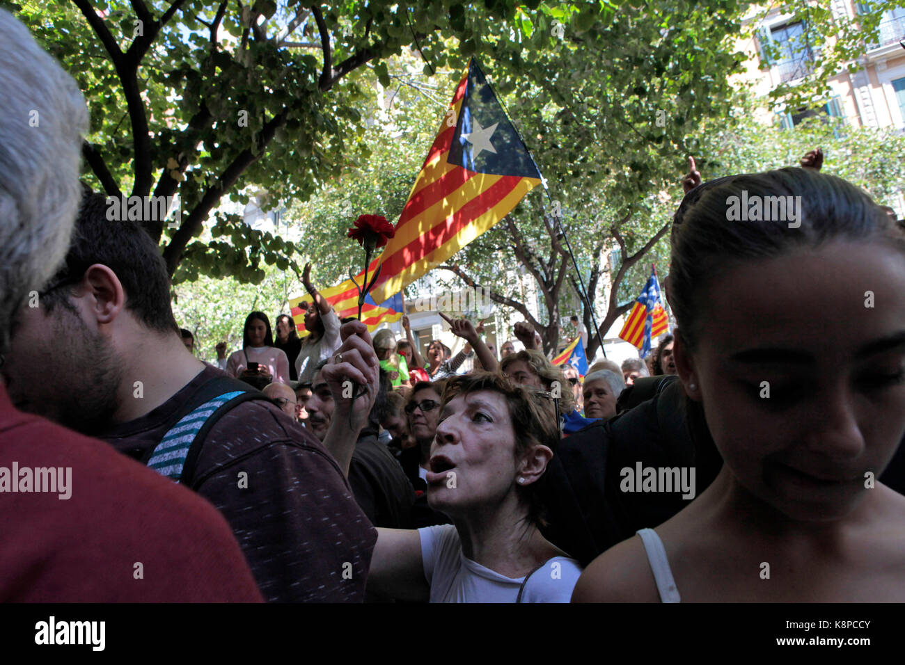 Barcelona, Spanien. . 20 Sep, 2017. BARCELONA, Katalonien, Spanien Unterstützer des Volksbegehrens im katalanischen Unabhängigkeit halten eine Demonstration vor dem Wirtschaftsrat Gebäude in der Rambla de Catalunya, nach der spanischen Guardia Civil hatte die Polizei verhaftet 14 Katalanische Beamte und plünderte regionalen Ministerien bei der Organisation einer verbotenen Unabhängigkeit abstimmen, da für den 1. Oktober 2017 beteiligt. Credit: Rich Bowen/Alamy leben Nachrichten Stockfoto