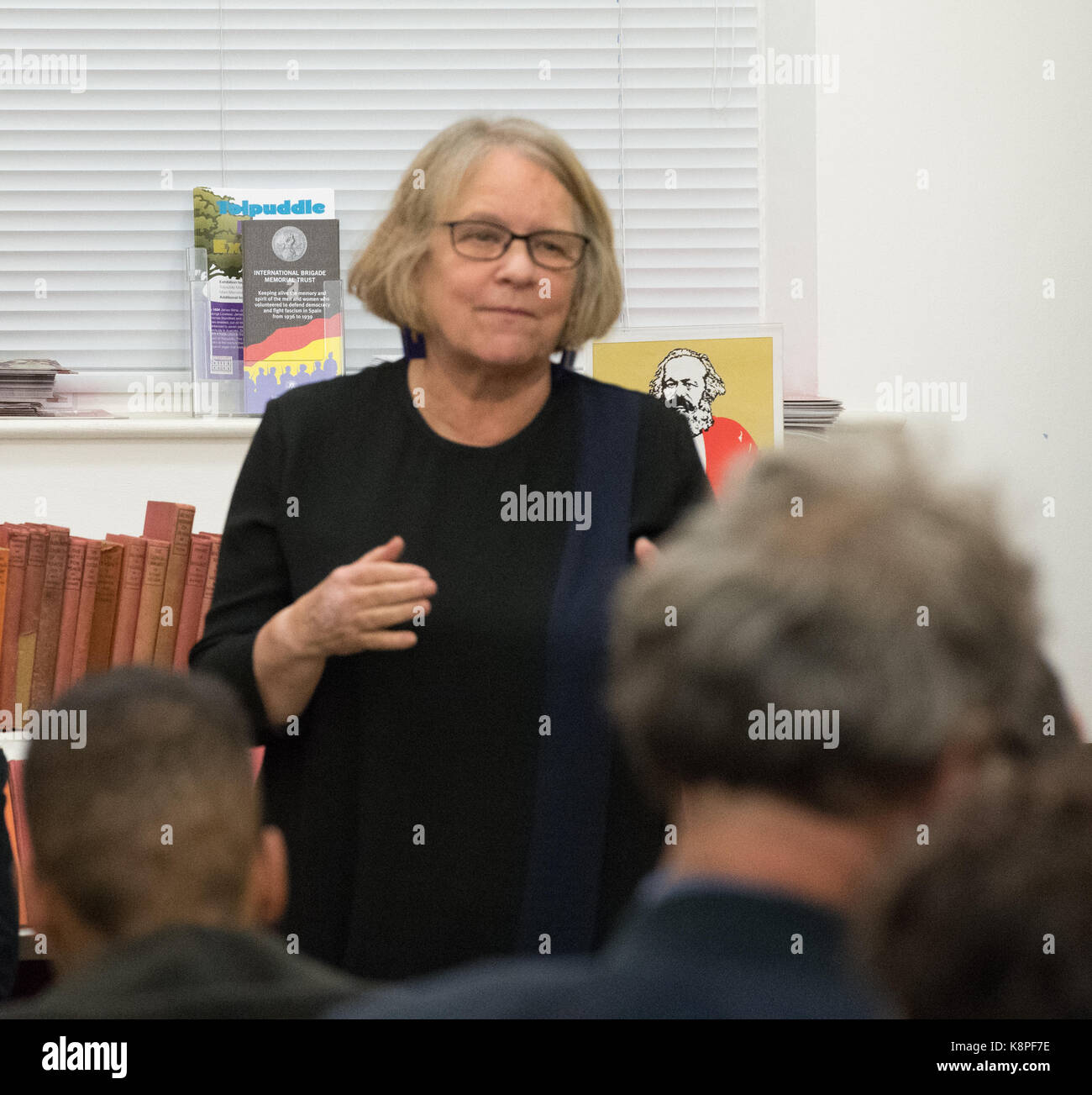 London, Großbritannien. 20 Sep, 2017. Rallye für eine Anti-kriegs-Regierung kein Trumpf für Frieden & Gerechtigkeit, Lindsey Erman von Stcw spricht auf der Tagung, auf der Marx Memorial Library Credit: Ian Davidson/Alamy leben Nachrichten Stockfoto