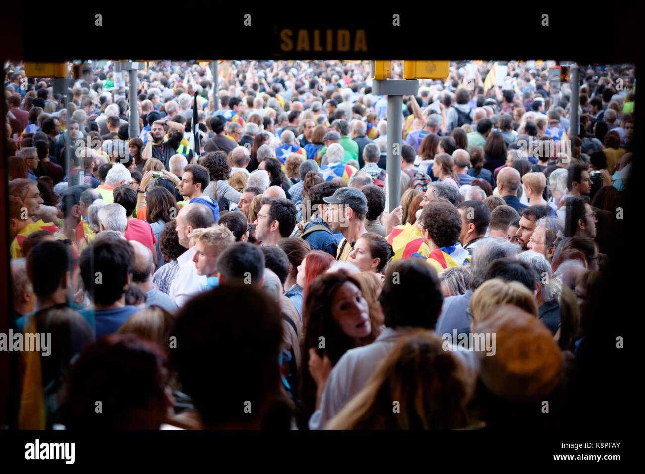 Barcelona, Spanien. 20 Sep, 2017. Die Menschen gehen auf die Straße, um gegen die Entscheidung der spanischen Regierung verhaften hohe Politiker zu demonstrieren. Tausende von Menschen sind städtischer Abgeordneter schwenkten Fahnen und Symbole der Demokratie. Credit: Victor Turek/Alamy leben Nachrichten Stockfoto