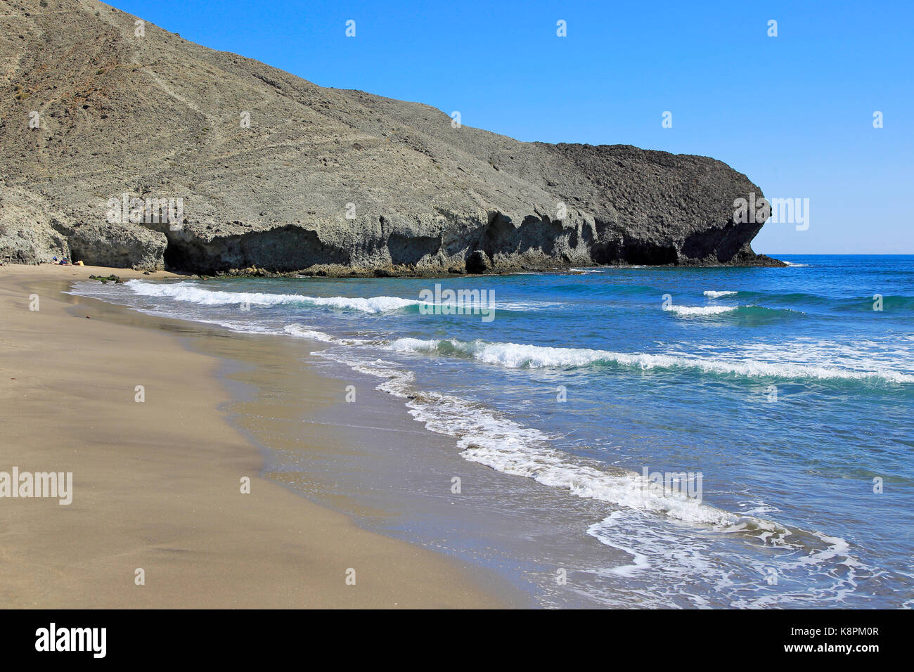 Felsvorsprung am Playa Mónsul sandigen Strand, Naturpark Cabo de Gata, Almeria, Spanien Stockfoto