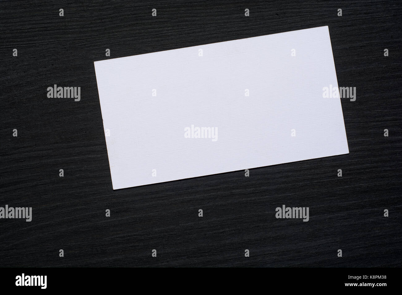 Foto von leere weiße Visitenkarten auf einem dunklen Hintergrund. Mock-up für das Branding Identität. Stockfoto