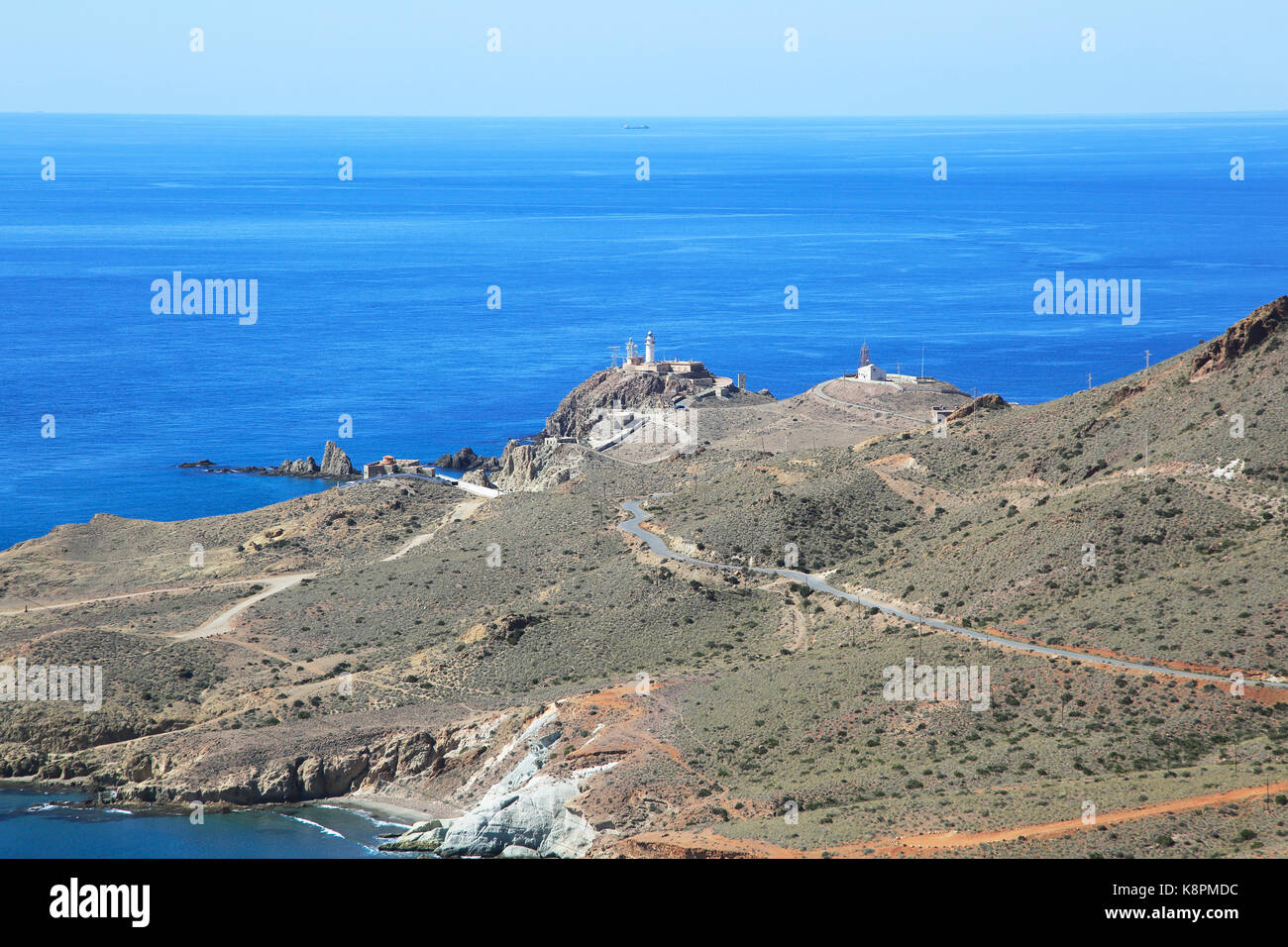 Küstenlandschaft Cabo de Gata Naturpark, Blick nach Westen zum Leuchtturm, Almeria, Spanien Stockfoto